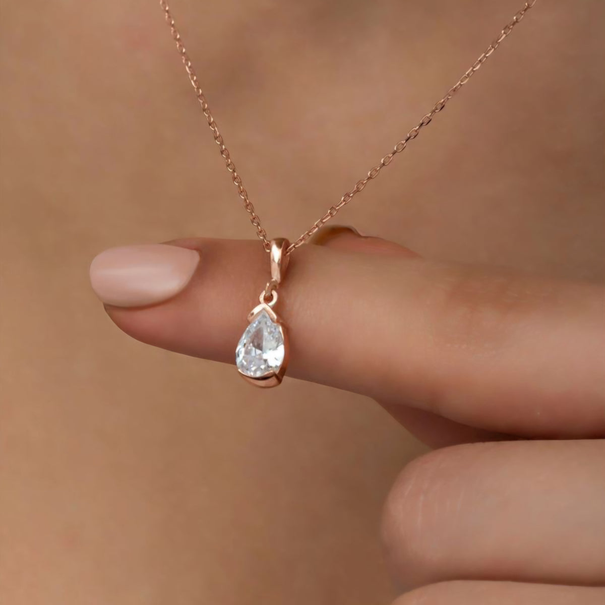 Collier solitaire taille poire