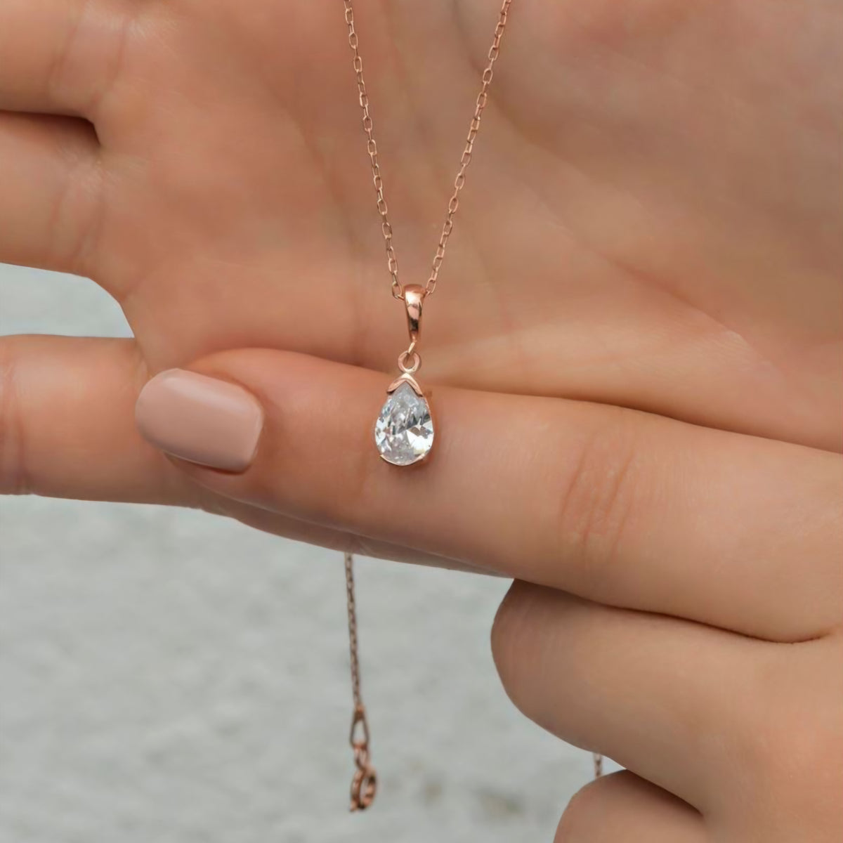 Collier solitaire taille poire