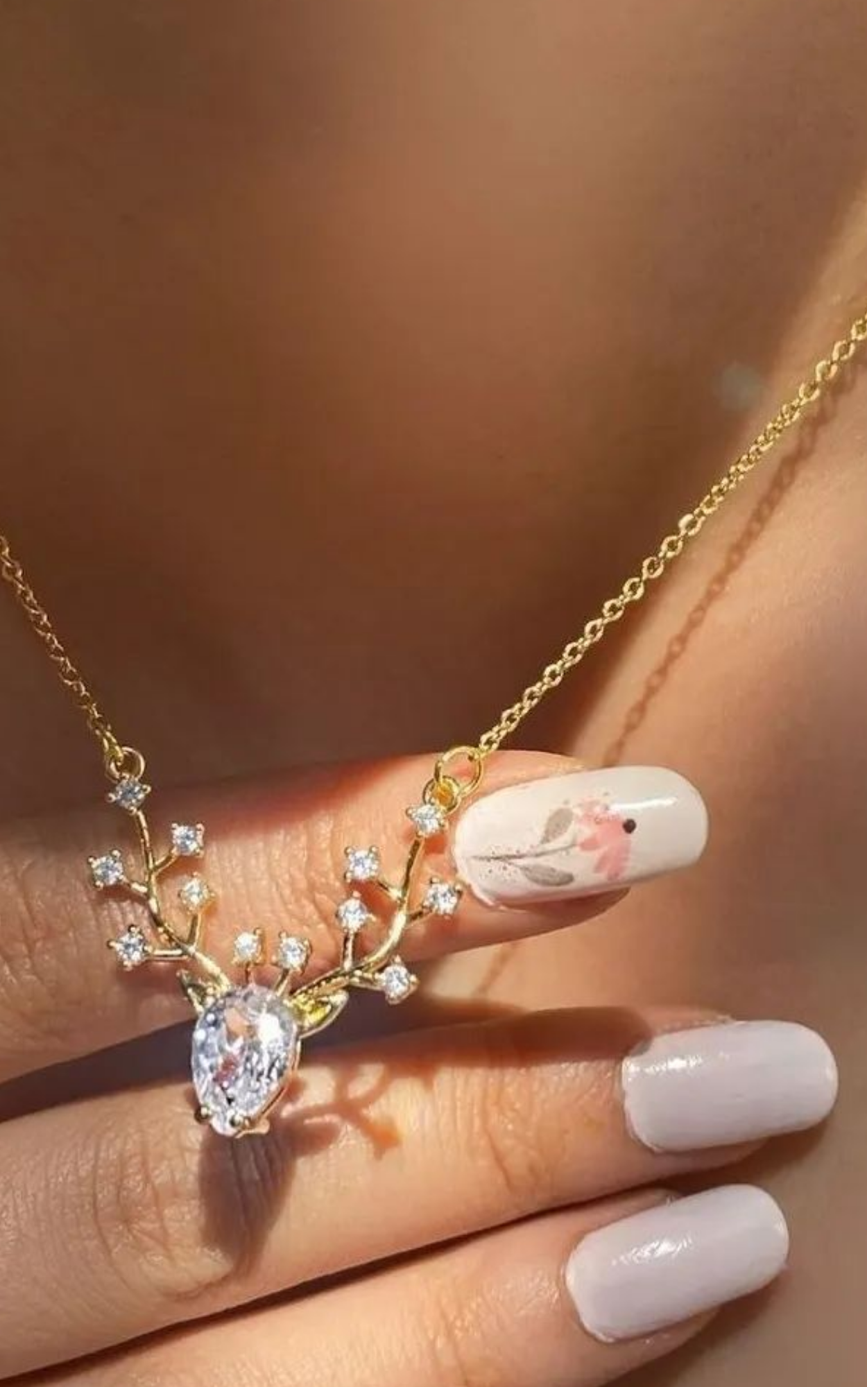 Collier solitaire en forme de poire avec bois de cerf