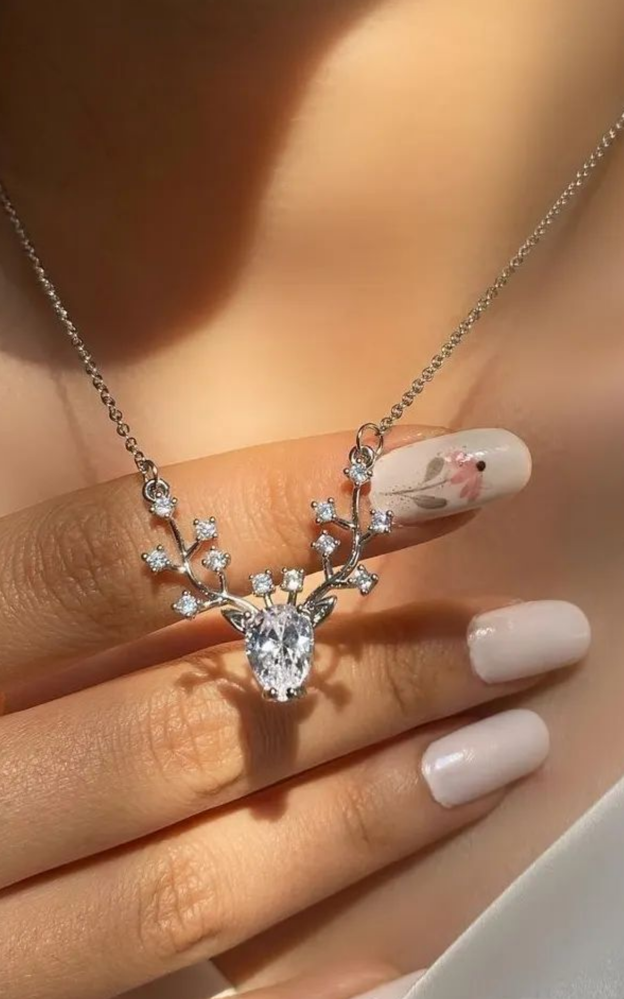 Collier solitaire en forme de poire avec bois de cerf