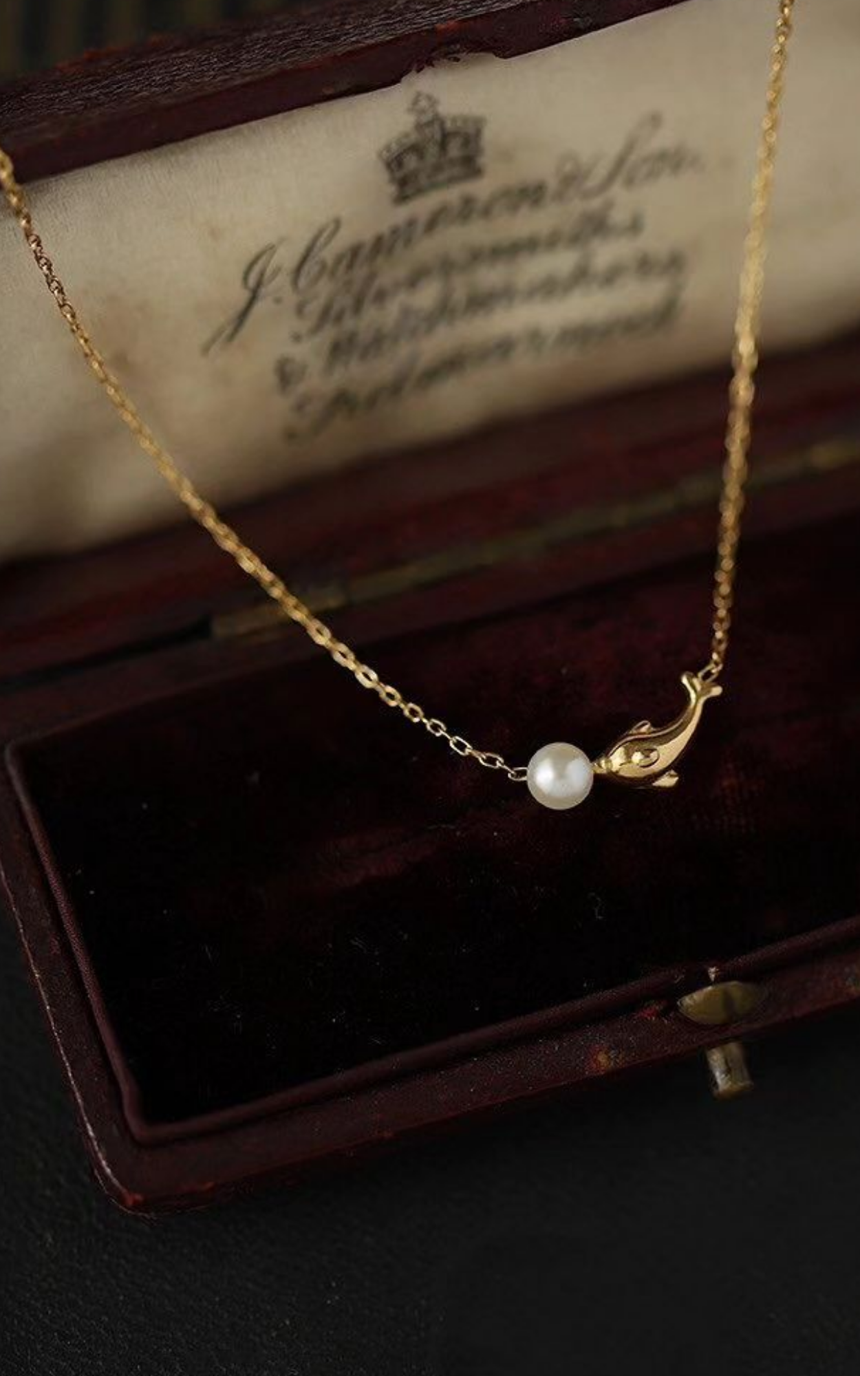 Collier de perles dauphin