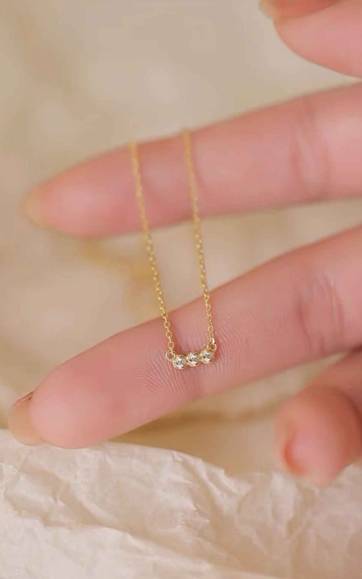 3 Diamond curve Necklace