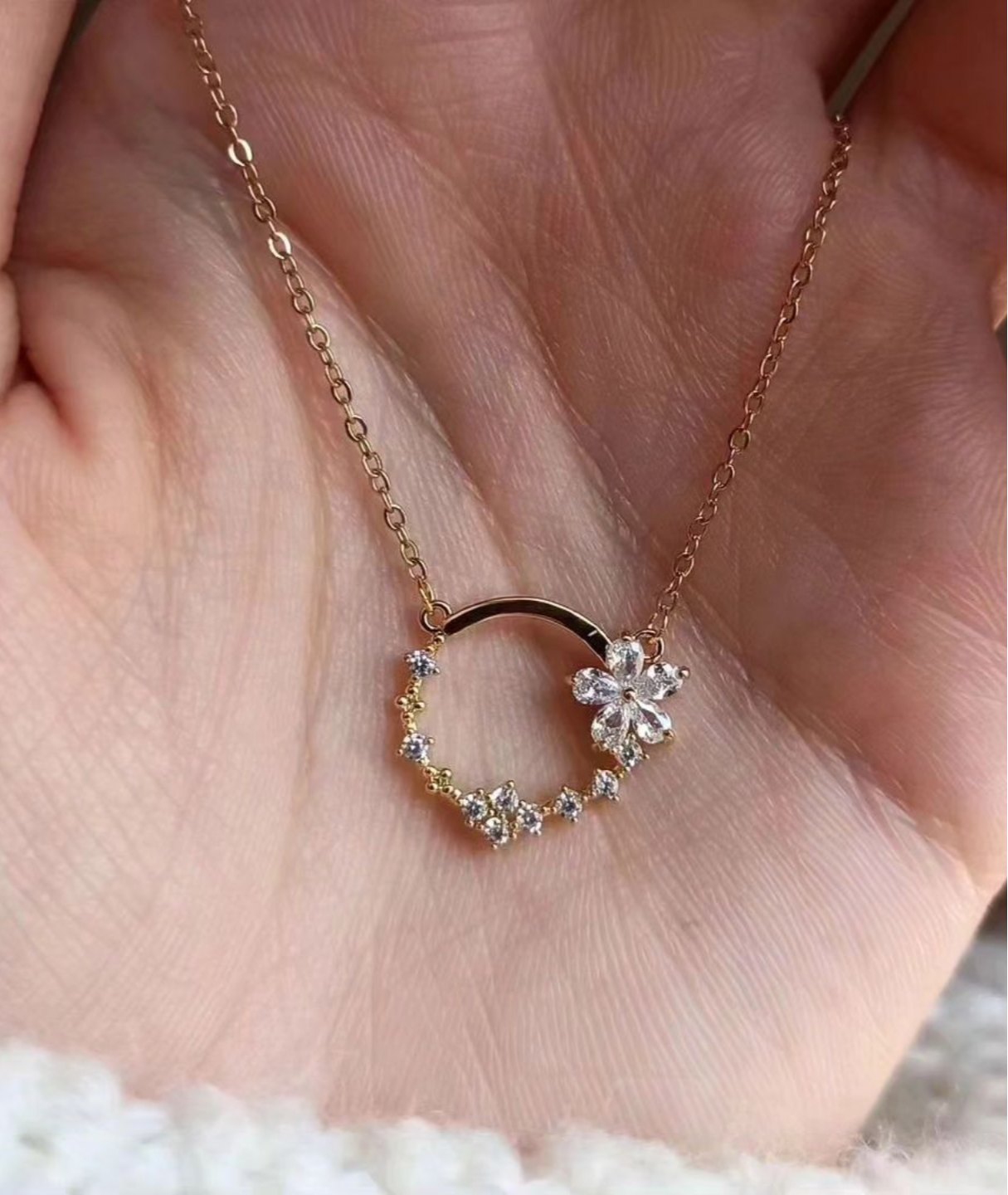 Round flower necklace