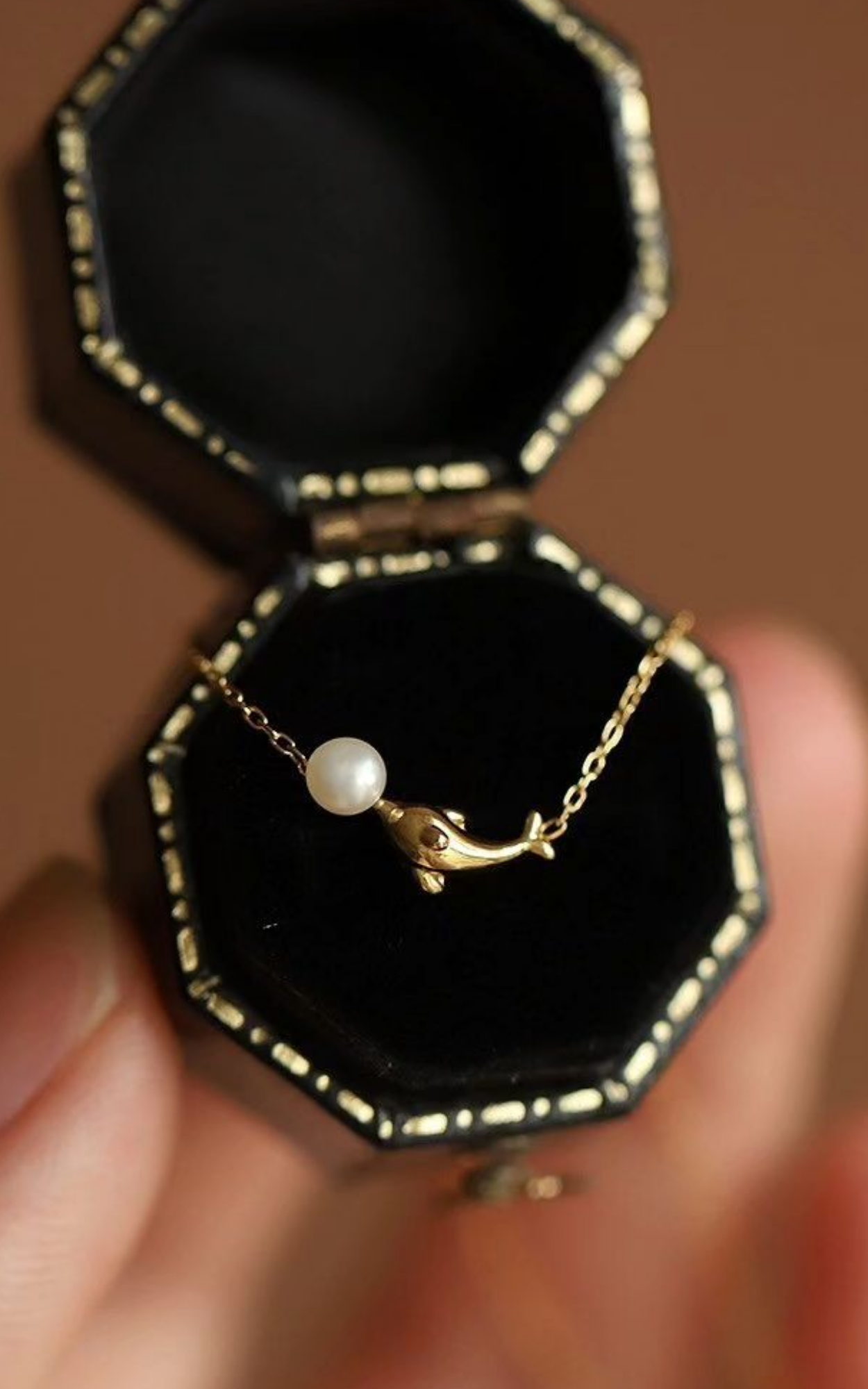 Collier de perles dauphin