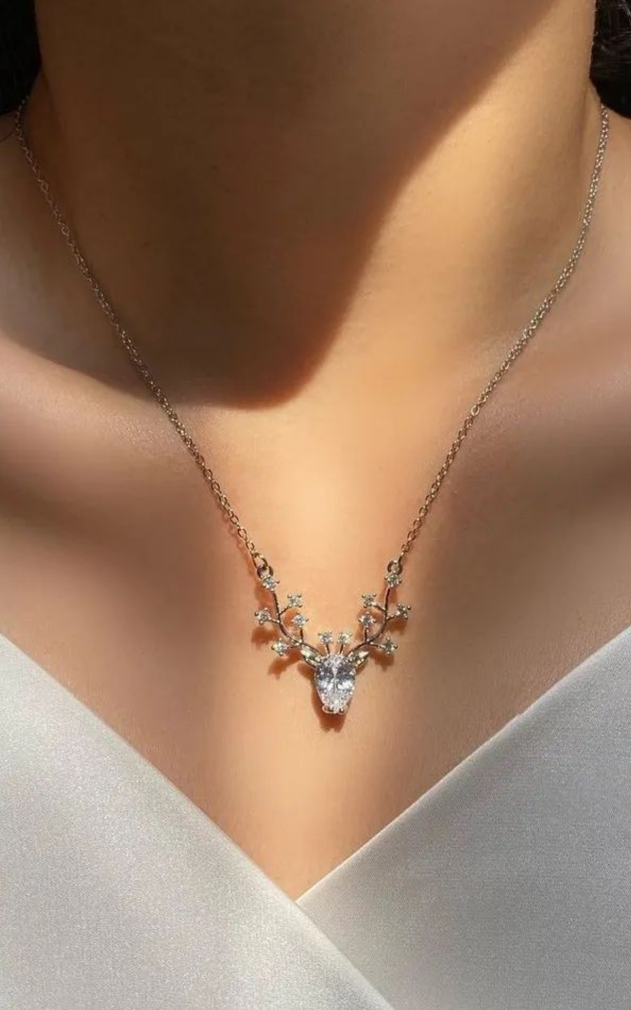 Collier solitaire en forme de poire avec bois de cerf
