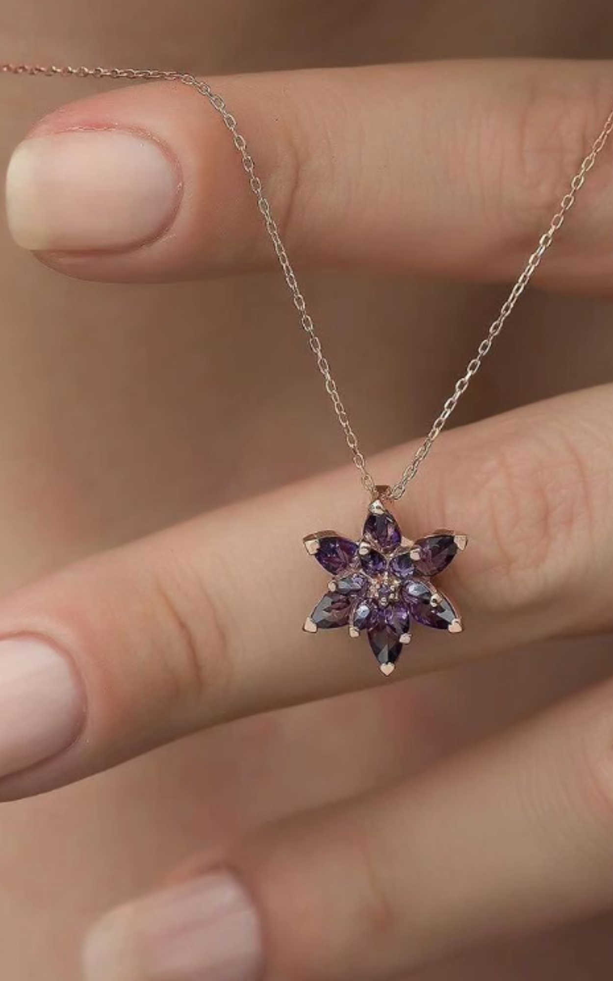 Collier de fleurs violettes