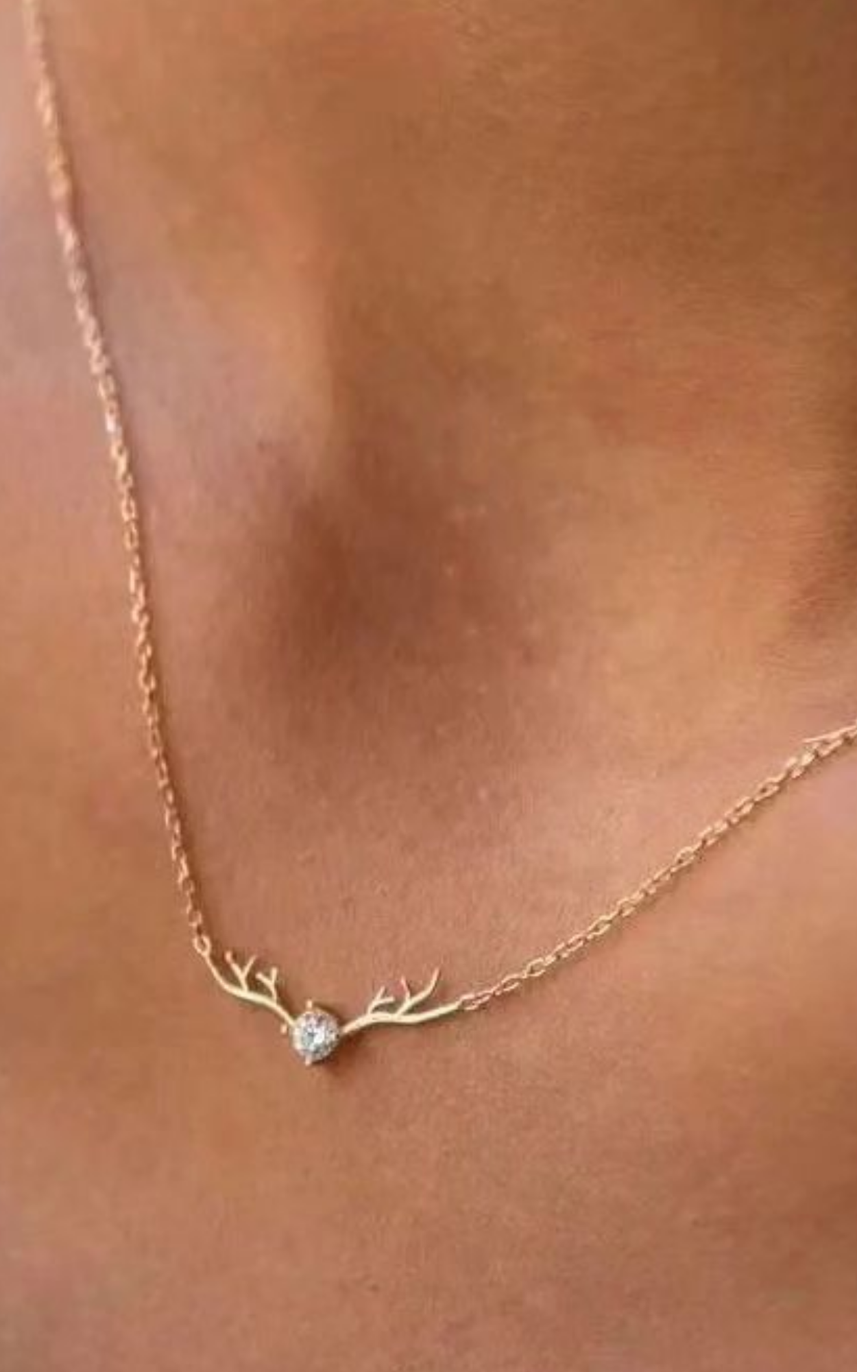 Collier solitaire en bois de cerf