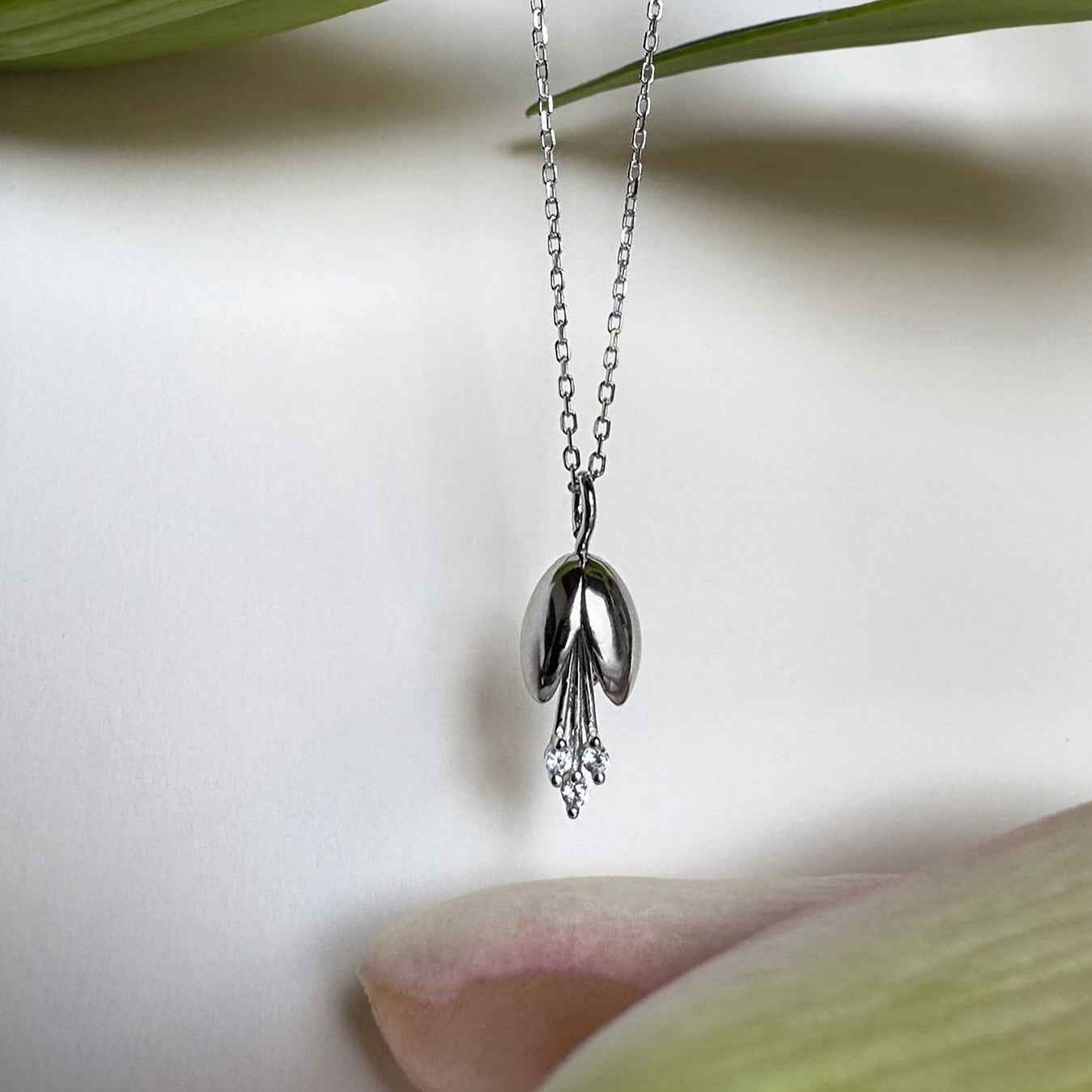 925Silver 3 Diamond flower necklace